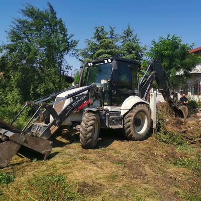 Багер HMK 102B разчиства обрасъл терен