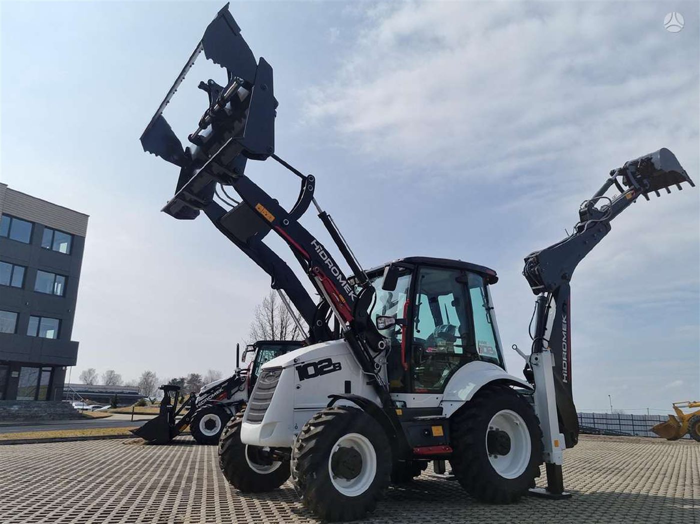 Комбиниран багер Hidromek 102B с повдигнати рамена